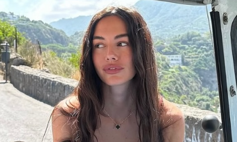 Maie The Agency signs fashion and lifestyle influencer (221.8k Instagram followers)