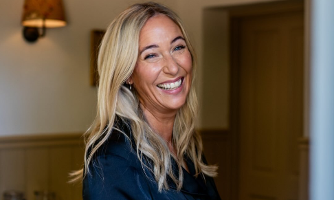 Celebrity Manicurist Jenni Draper signs to agency (10.3k Instagram followers)
