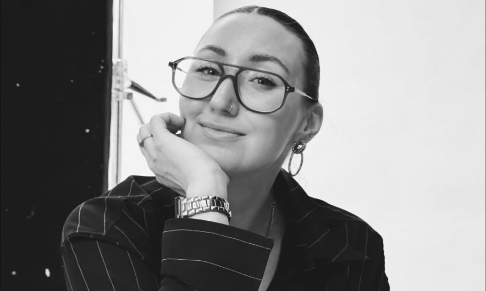 Make-up artist and hair stylist Cat Parnell signs to agency (17.4k Instagram followers)