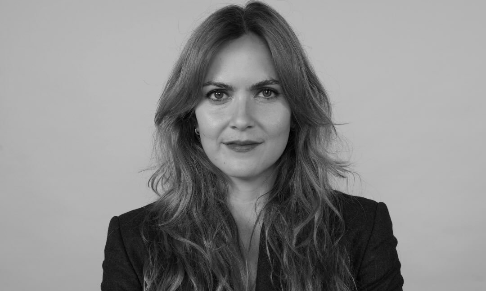 Hairstylist and groomer Valerie Benavides signs to agency (1.6k Instagram followers)